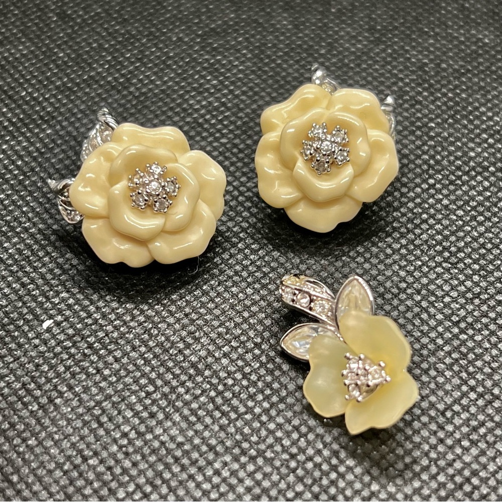 Vtg Nolan Miller Cream Rose Flower Silver‎ Tone Clip On Earrings & Pendant Set